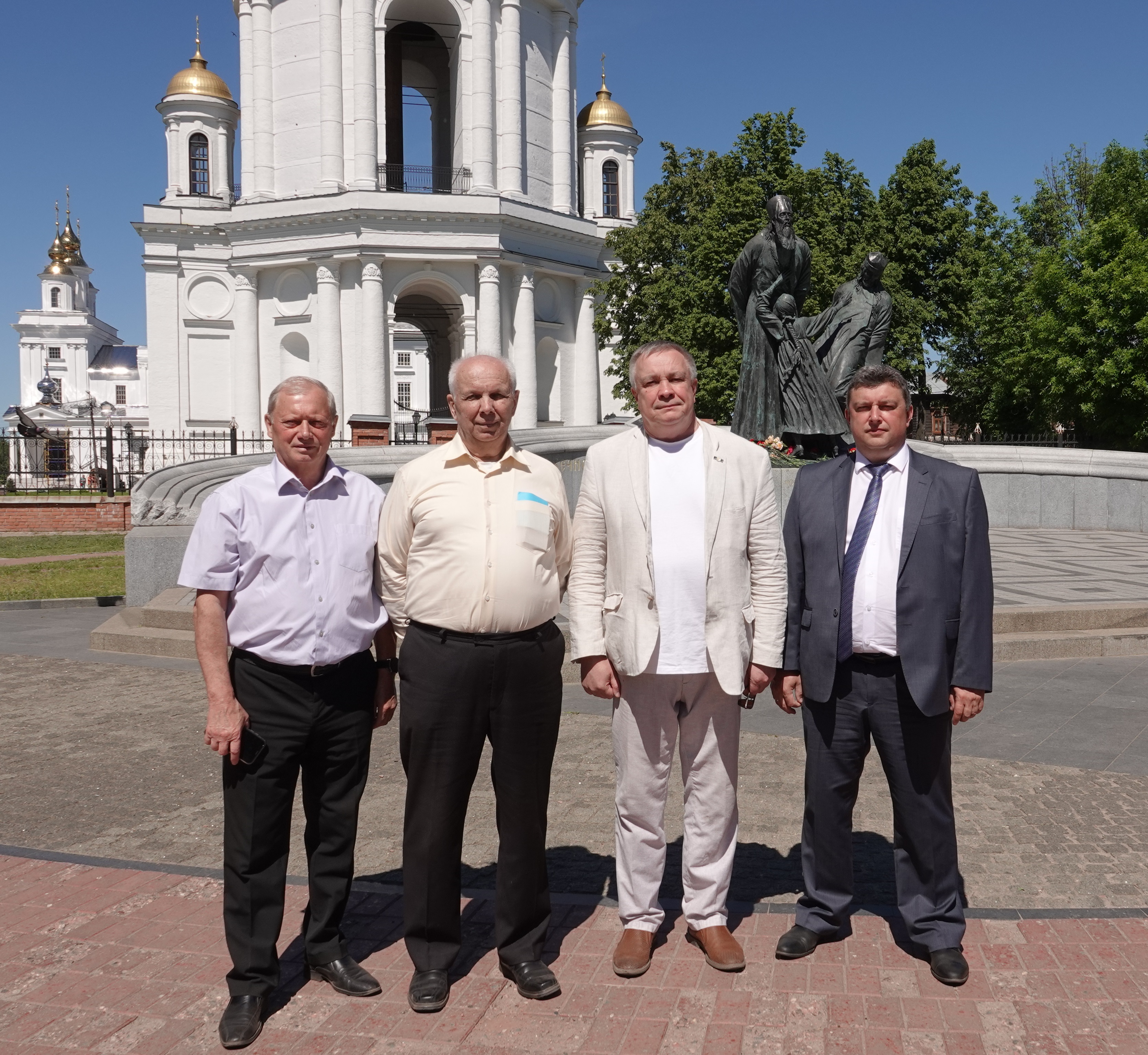 Руководство Холдинга КСК поздравляет с днем рождения Владимира Ильича  Тихонова